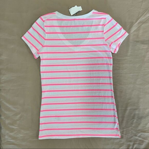 Heart & hips v-neck t-shirts in a size small. - Picture 4 of 6